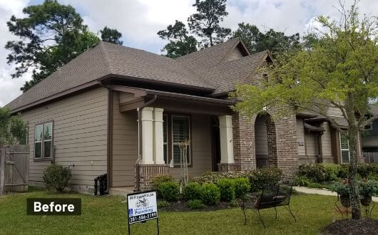 house with faded paint on siding in The Woodlands Texas