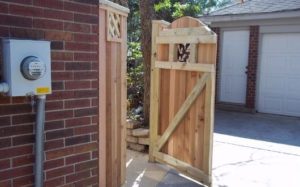 professionally built fence with custom fence gate in The Woodlands Texas